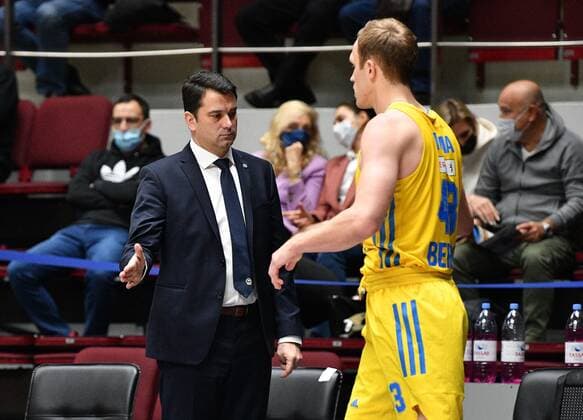 Basketball, EuroLeague, Zenit St. Petersburg - ALBA Berlin Russia Basketball Euroleague Zenit - Alba 6697975 17.11.2021 Alba s head coach Israel Gonzalez, left, and Alba s Luke Sikma shake hands during the Euroleague basketball match between Zenit St. Petersburg and Alba Berlin, in St. Petersburg, Russia. Alexander Galperin Sputnik St. Petersburg Russia  Copyright: xAlexanderxGalperinx