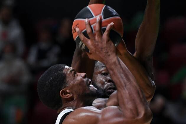 Russia Basketball Euroleague UNICS - Olimpia 6697956 17.11.2021 Olimpia?s Kyle Hines tries to score against UNICS? Tonye Jekiri during the Euroleague basketball match between UNICS Kazan and Olimpia Milan, in Kazan, Russia s Republic of Tatarstan. Maksim Bogodvid Sputnik Kazan Republic of Tatarstan Russia  Copyright: xMaksimxBogodvidx