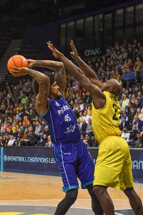 GER, Basketball,BCL, EWE Baskets Oldenburg vs Hereda San Pablo Burgos 17 11 2021, EWE Arena, Oldenburg, GER, BCL, EWE Baskets Oldenburg vs Hereda San Pablo Burgos, in picture high arms Julian GAMBLE Hereda San Pablo Burgos 45 Rickey PAULDING EWE Baskets Oldenburg 23 nordphotoxRojahn nph00310