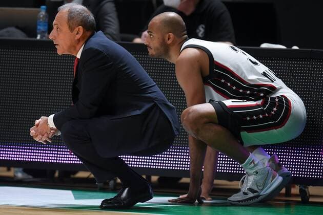 Sport Bilder des Tages Russia Basketball Euroleague UNICS - Olimpia 6697964 17.11.2021 Olimpia?s head coach Ettore Messina and Olimpia?s Shavon Shields squat during the Euroleague basketball match between UNICS Kazan and Olimpia Milan, in Kazan, Russia s Republic of Tatarstan. Maksim Bogodvid Sputnik Kazan Republic of Tatarstan Russia  Copyright: xMaksimxBogodvidx