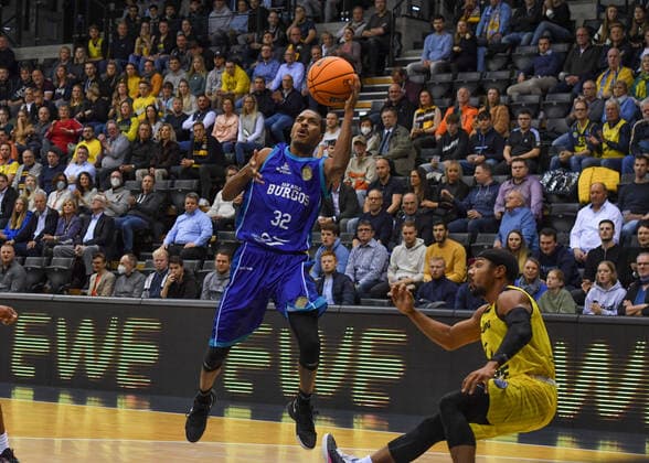 GER, Basketball,BCL, EWE Baskets Oldenburg vs Hereda San Pablo Burgos 17 11 2021, EWE Arena, Oldenburg, GER, BCL, EWE Baskets Oldenburg vs Hereda San Pablo Burgos, in picture Alex RENFROE Hereda San Pablo Burgos 32 Phil PRESSEY EWE Baskets Oldenburg 11 nordphotoxRojahn nph00310