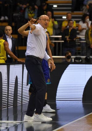 GER, Basketball,BCL, EWE Baskets Oldenburg vs Hereda San Pablo Burgos 17 11 2021, EWE Arena, Oldenburg, GER, BCL, EWE Baskets Oldenburg vs Hereda San Pablo Burgos, in picture Lateral guys Mladen DRIJENCIC EWE Baskets Oldenburg Head Coach Trainer nordphotoxRojahn nph00310