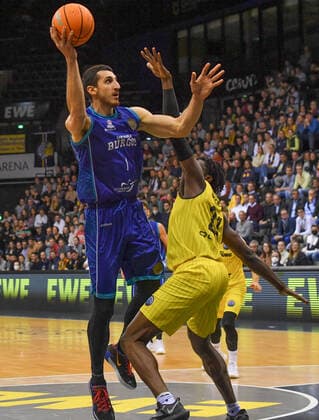 GER, Basketball,BCL, EWE Baskets Oldenburg vs Hereda San Pablo Burgos 17 11 2021, EWE Arena, Oldenburg, GER, BCL, EWE Baskets Oldenburg vs Hereda San Pablo Burgos, in picture Dejan KRAVIC Hereda San Pablo Burgos Tai ODIASE EWE Baskets Oldenburg 21 nordphotoxRojahn nph00310