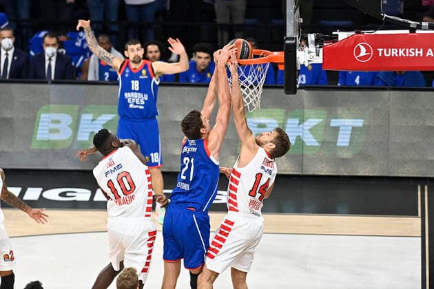 Basketball, Euroleague, Anadolu Efes Istanbul - Olympiacos Piräus Tibor Pleis (21) of Anadolu Efes Istanbul and Moustapha Fall (10) , Sasha Vezenkov (14) of Olympiacos during the Turkish Airlines Euroleague match between Anadolu Efes Istanbul and Olympiacos at Sinan Erdem Arena in Istanbul , Turkey on November 17 , 2021. 
