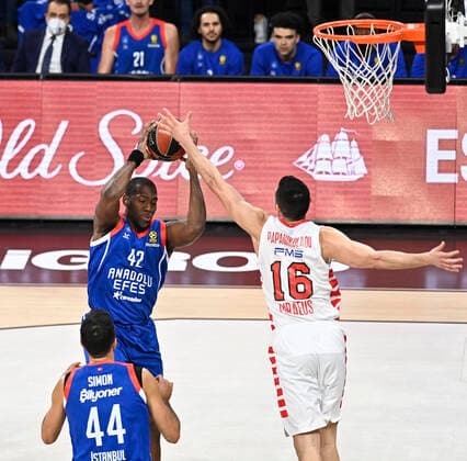 Basketball, Euroleague, Anadolu Efes Istanbul - Olympiacos Piräus Bryant Dunston (42) of Anadolu Efes Istanbul and Kostas Papanikolaou (16) of Olympiacos during the Turkish Airlines Euroleague match between Anadolu Efes Istanbul and Olympiacos at Sinan Erdem Arena in Istanbul , Turkey on November 17 , 2021. 