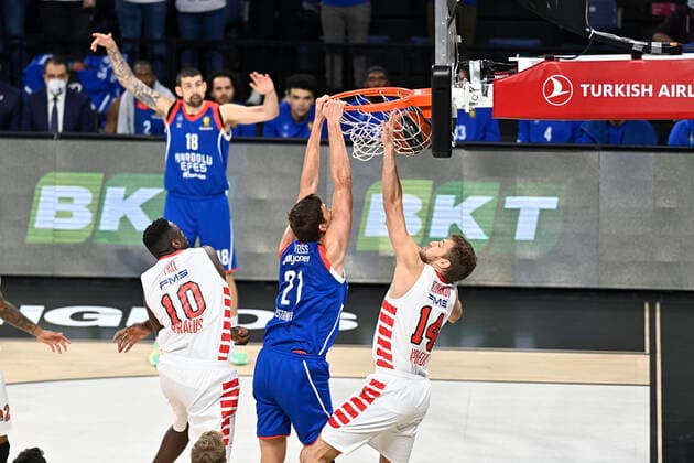 Basketball, Euroleague, Anadolu Efes Istanbul - Olympiacos Piräus Tibor Pleis (21) of Anadolu Efes Istanbul and Moustapha Fall (10) , Sasha Vezenkov (14) of Olympiacos during the Turkish Airlines Euroleague match between Anadolu Efes Istanbul and Olympiacos at Sinan Erdem Arena in Istanbul , Turkey on November 17 , 2021. 
