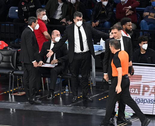 Basketball, Euroleague, Anadolu Efes Istanbul - Olympiacos Piräus Coach Georgios Bartzokas of Olympiacos during the Turkish Airlines Euroleague match between Anadolu Efes Istanbul and Olympiacos at Sinan Erdem Arena in Istanbul , Turkey on November 17 , 2021. 