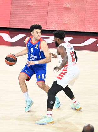Basketball, Euroleague, Anadolu Efes Istanbul - Olympiacos Piräus Elijah Bryant (6) of Anadolu Efes Istanbul and Hassan Martin (12) of Olympiacos during the Turkish Airlines Euroleague match between Anadolu Efes Istanbul and Olympiacos at Sinan Erdem Arena in Istanbul , Turkey on November 17 , 2021. 