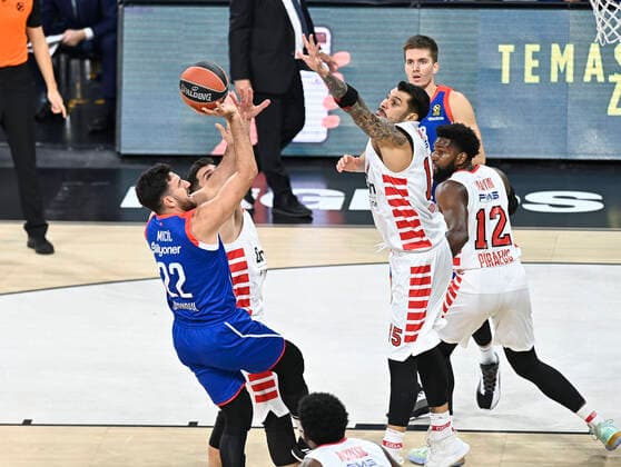 Basketball, Euroleague, Anadolu Efes Istanbul - Olympiacos Piräus Vasilije Micic of Anadolu Efes Istanbul and Georgios Printezis of Olympiacos during the Turkish Airlines Euroleague match between Anadolu Efes Istanbul and Olympiacos at Sinan Erdem Arena in Istanbul , Turkey on November 17 , 2021. 