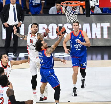 Basketball, Euroleague, Anadolu Efes Istanbul - Olympiacos Piräus Shane Larkin of Anadolu Efes Istanbul and Georgios Printezis (15) of Olympiacos during the Turkish Airlines Euroleague match between Anadolu Efes Istanbul and Olympiacos at Sinan Erdem Arena in Istanbul , Turkey on November 17 , 2021. 