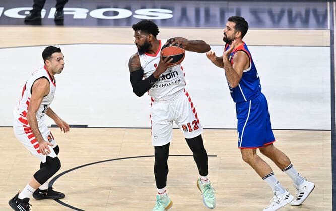 Basketball, Euroleague, Anadolu Efes Istanbul - Olympiacos Piräus Simon Krunoslav (R) of Anadolu Efes Istanbul and Kostas Sloukas (L) , Hassan Martin (12) of Olympiacos during the Turkish Airlines Euroleague match between Anadolu Efes Istanbul and Olympiacos at Sinan Erdem Arena in Istanbul , Turkey on November 17 , 2021. 