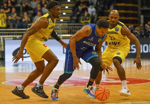 GER, Basketball,BCL, EWE Baskets Oldenburg vs Hereda San Pablo Burgos 17 11 2021, EWE Arena, Oldenburg, GER, BCL, EWE Baskets Oldenburg vs Hereda San Pablo Burgos, in picture Tyrus McGEE Hereda San Pablo Burgos 25 Tai ODIASE EWE Baskets Oldenburg 21 Rickey PAULDING EWE Baskets Oldenburg 23 nordphotoxRojahn nph00310