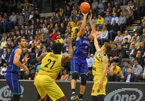 GER, Basketball,BCL, EWE Baskets Oldenburg vs Hereda San Pablo Burgos 17 11 2021, EWE Arena, Oldenburg, GER, BCL, EWE Baskets Oldenburg vs Hereda San Pablo Burgos, in picture Vitor BENITE Hereda San Pablo Burgos 8 Tai ODIASE EWE Baskets Oldenburg 21 Bennet HUNDT EWE Baskets Oldenburg 33 Dejan KRAVIC Hereda San Pablo Burgos nordphotoxRojahn nph00310