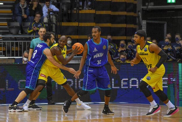 GER, Basketball,BCL, EWE Baskets Oldenburg vs Hereda San Pablo Burgos 17 11 2021, EWE Arena, Oldenburg, GER, BCL, EWE Baskets Oldenburg vs Hereda San Pablo Burgos, in picture Rickey PAULDING EWE Baskets Oldenburg 23 Vitor BENITE Hereda San Pablo Burgos 8 Alex RENFROE Hereda San Pablo Burgos 32 Phil PRESSEY EWE Baskets Oldenburg 11 nordphotoxRojahn nph00310