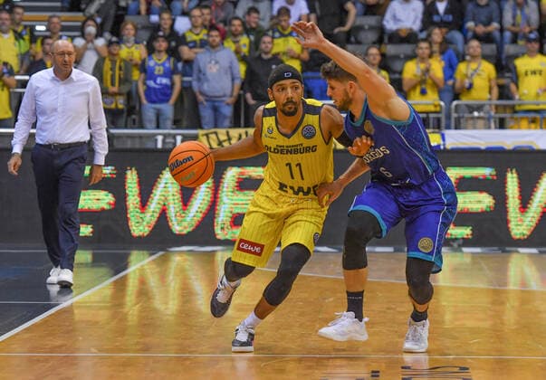 GER, Basketball,BCL, EWE Baskets Oldenburg vs Hereda San Pablo Burgos 17 11 2021, EWE Arena, Oldenburg, GER, BCL, EWE Baskets Oldenburg vs Hereda San Pablo Burgos, in picture Phil PRESSEY EWE Baskets Oldenburg 11 Aleksej NIKOLIC Hereda San Pablo Burgos 7 nordphotoxRojahn nph00310