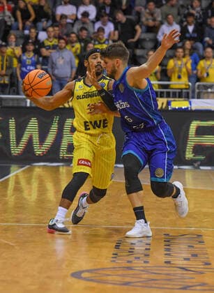 GER, Basketball,BCL, EWE Baskets Oldenburg vs Hereda San Pablo Burgos 17 11 2021, EWE Arena, Oldenburg, GER, BCL, EWE Baskets Oldenburg vs Hereda San Pablo Burgos, in picture Phil PRESSEY EWE Baskets Oldenburg 11 Aleksej NIKOLIC Hereda San Pablo Burgos 7 nordphotoxRojahn nph00310