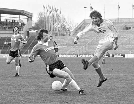 Aus Freundschaftsspiel Hannover 96 (Dunkles Trikot) gegen Hertha BSC Berlin 1:2 am 16.04.1978 im Niedersachsenstadion. Im Foto: Han96 Spieler (Mitte) ist Hans-Herbert Blumenthal sowie li. Horst Kinkeldey *** From friendly match Hannover 96 dark shirt against Hertha BSC Berlin 1 2 on 16 04 1978 in the Niedersachsenstadion In the photo Han96 player middle is Hans Herbert Blumenthal as well as left Horst Kinkeldey