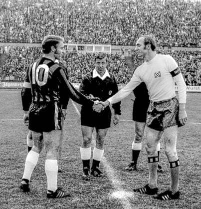 Aus 1. BL Saison 1971 72 Hannover 96 gegen den HSV 2:3 am 06.11.1971 im Niedersachsenstadion zu Hannover. Im Foto: Begrüßung Han96 Kpt. Hans Siemensmeyer und Willi Schulz vom HSV - mit Schiri Hans Hillebrand *** From 1 BL season 1971 72 Hannover 96 against the HSV 2 3 on 06 11 1971 in the Niedersachsenstadion to Hannover In the photo greeting Han96 Kpt Hans Siemensmeyer and Willi Schulz of the HSV with referee Hans Hillebrand