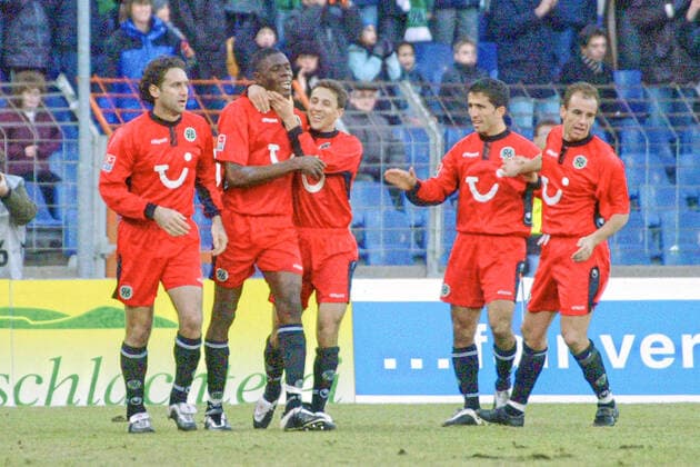 Aus 1. BL. Saison 20002 03 Hannover 96 (Rot Schwarz) gegen den HSV Hamburg 2:2 am 25.01.2003 im Niedersachsenstadion - z.Z. im Umbau in AWD Arena. Im Foto: Jubel bei Han96 Spieler nach 2:0 Tor durch Mohammadou Idrissou 2.v.li.- v.li.: Krupnikovic Idrissou Cherundolo Lala und Jaime *** From 1 BL season 20002 03 Hannover 96 Red Black against HSV Hamburg 2 2 on 25 01 2003 in Niedersachsenstadion z Z under reconstruction in AWD Arena In the photo cheering at Han96 players after 2 0 goal by Mohammadou Idrissou 2 v li v li Krupnikovic Idrissou Cherundolo Lala and Jaime