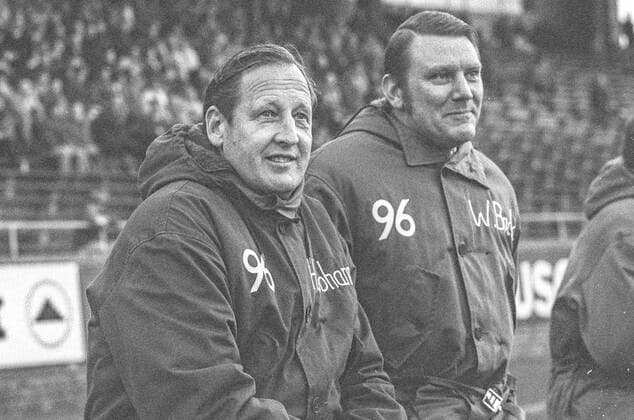 Aus 1. BL Hannover 96 gegen HSV Hamburg 2-3 am 06.1101971 im Niedersachsenstadion. Han96 Trainer Helmuth Johannsen li. und Manager Werner Bock auf der Trainerbank. *** From 1 BL Hannover 96 against HSV Hamburg 2 3 on 06 1101971 at Niedersachsenstadion Han96 coach Helmuth Johannsen li and manager Werner Bock on the bench