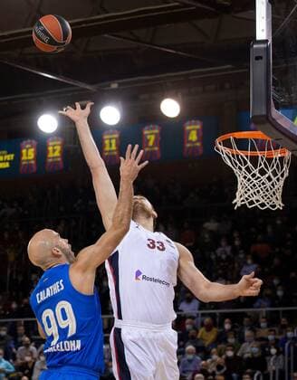 Barça s guard Nick Calathes (L) fights for the ball with CSKA s center Nikola Milutinov (R) during the Euroleague basketball game between FC Barcelona, Barca and CSKA Moscow at Palau Blaugrana pavilion in Barcelona, Catalonia, Spain, 17 November 2021. FC Barcelona - CSKA Moscow !ACHTUNG: NUR REDAKTIONELLE NUTZUNG!  Copyright: xEnricxFontcubertax GRAF4993 20211117-105ed847b9593ff49648514fddd1d3e1647aaccf