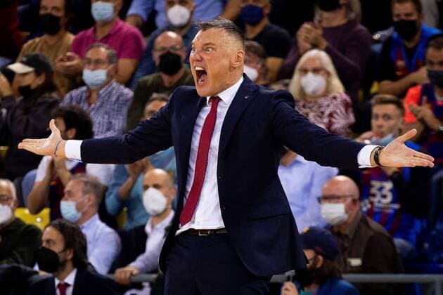 Sport Themen der Woche KW46 Sport Bilder des Tages Barça s head coach Sarunas Jasikevicius reacts during the Euroleague basketball game between FC Barcelona, Barca and CSKA Moscow at Palau Blaugrana pavilion in Barcelona, Catalonia, Spain, 17 November 2021. FC Barcelona - CSKA Moscow !ACHTUNG: NUR REDAKTIONELLE NUTZUNG!  Copyright: xEnricxFontcubertax GRAF4994 20211117-c098386cbb8b033d355eb750c97cce4568864270