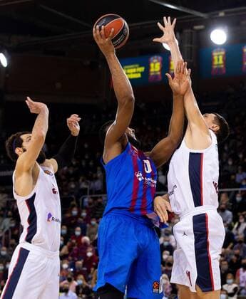 Barça s center Brandon Davies (C) in action against CSKA s forwards Semen Antonov (R) and Tornike Shengelia (L) during the Euroleague basketball game between FC Barcelona, Barca and CSKA Moscow at Palau Blaugrana pavilion in Barcelona, Catalonia, Spain, 17 November 2021. FC Barcelona - CSKA Moscow !ACHTUNG: NUR REDAKTIONELLE NUTZUNG!  Copyright: xEnricxFontcubertax GRAF5000 20211117-3d6146c2afdfe8270488b9ced9fef435ac41dc71