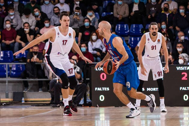 November 17, 2021, Barcelona, Barcelona, Spain: Nick Calathes of FC Barcelona, Barca in action against Johannes Voigtmann of CSKA Moscow during the Turkish Airlines EuroLeague match between FC Barcelona and CSKA Moscow at Palau Blaugrana on November 17, 2021 in Barcelona, Spain. Barcelona Spain - ZUMAa181 20211117_zaa_a181_002 Copyright: xJavierxBorregox