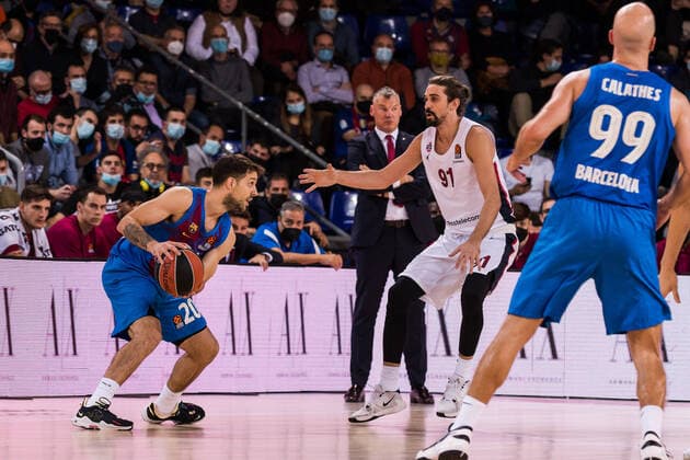 November 17, 2021, Barcelona, Barcelona, Spain: Nico Laprovittola of FC Barcelona, Barca in action against Alexey Shved of CSKA Moscow during the Turkish Airlines EuroLeague match between FC Barcelona and CSKA Moscow at Palau Blaugrana on November 17, 2021 in Barcelona, Spain. Barcelona Spain - ZUMAa181 20211117_zaa_a181_003 Copyright: xJavierxBorregox