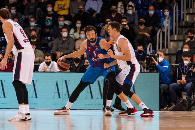 November 17, 2021, Barcelona, Barcelona, Spain: Serta Sanli of FC Barcelona, Barca in action against Johannes Voigtmann of CSKA Moscow during the Turkish Airlines EuroLeague match between FC Barcelona and CSKA Moscow at Palau Blaugrana on November 17, 2021 in Barcelona, Spain. Barcelona Spain - ZUMAa181 20211117_zaa_a181_006 Copyright: xJavierxBorregox
