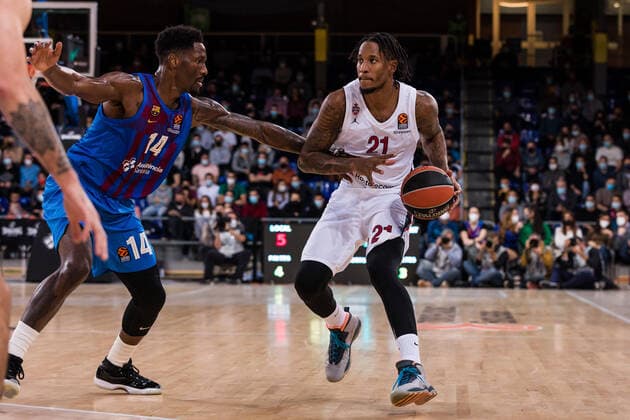 November 17, 2021, Barcelona, Barcelona, Spain: Will Clyburn of CSKA Moscow in action against Nigel Hayes-Davis of FC Barcelona, Barca during the Turkish Airlines EuroLeague match between FC Barcelona and CSKA Moscow at Palau Blaugrana on November 17, 2021 in Barcelona, Spain. Barcelona Spain - ZUMAa181 20211117_zaa_a181_010 Copyright: xJavierxBorregox