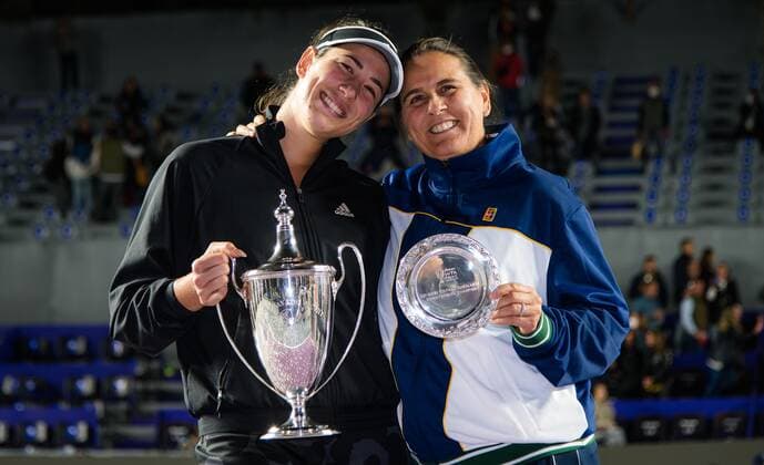 Mandatory Credit: Photo by Rob Prange Shutterstock (12596816bk) Garbine Muguruza of Spain with coach Conchita Martinez after winning the final of the 2021 Akron WTA, Tennis Damen Finals Guadalajara WTA tennis tournament Akron WTA Finals, Day 8, Tennis, Panamerican Tennis Center Guadalajara, Mexico - 17 Nov 2021 Akron WTA Finals, Day 8, Tennis, Panamerican Tennis Center Guadalajara, Mexico - 17 Nov 2021  Copyright: xRobxPrange Shutterstockx 12596816bk