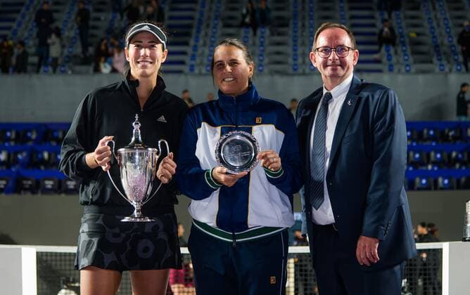Mandatory Credit: Photo by Rob Prange Shutterstock (12596816bh) Garbine Muguruza of Spain with coach Conchita Martinez after winning the final of the 2021 Akron WTA, Tennis Damen Finals Guadalajara WTA tennis tournament Akron WTA Finals, Day 8, Tennis, Panamerican Tennis Center Guadalajara, Mexico - 17 Nov 2021 Akron WTA Finals, Day 8, Tennis, Panamerican Tennis Center Guadalajara, Mexico - 17 Nov 2021  Copyright: xRobxPrange Shutterstockx 12596816bh