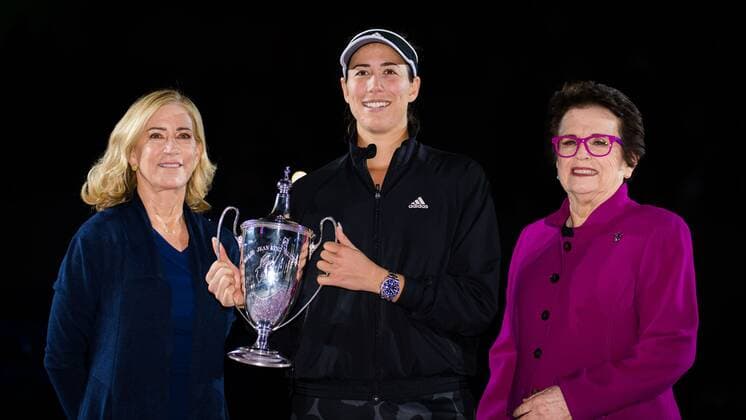 Mandatory Credit: Photo by Rob Prange Shutterstock (12596816bi) Garbine Muguruza of Spain with her trophy after the final of the 2021 Akron WTA, Tennis Damen Finals Guadalajara WTA tennis tournament Akron WTA Finals, Day 8, Tennis, Panamerican Tennis Center Guadalajara, Mexico - 17 Nov 2021 Akron WTA Finals, Day 8, Tennis, Panamerican Tennis Center Guadalajara, Mexico - 17 Nov 2021  Copyright: xRobxPrange Shutterstockx 12596816bi