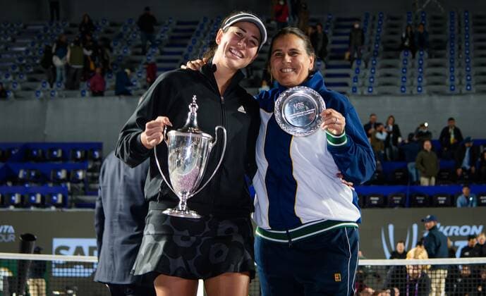 Mandatory Credit: Photo by Rob Prange Shutterstock (12596816bj) Garbine Muguruza of Spain with coach Conchita Martinez after winning the final of the 2021 Akron WTA, Tennis Damen Finals Guadalajara WTA tennis tournament Akron WTA Finals, Day 8, Tennis, Panamerican Tennis Center Guadalajara, Mexico - 17 Nov 2021 Akron WTA Finals, Day 8, Tennis, Panamerican Tennis Center Guadalajara, Mexico - 17 Nov 2021  Copyright: xRobxPrange Shutterstockx 12596816bj