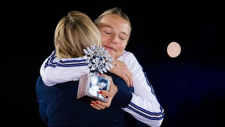 Mandatory Credit: Photo by Rob Prange Shutterstock (12596816bd) Anett Kontaveit of Estonia with the runner up trophy after the final of the 2021 Akron WTA, Tennis Damen Finals Guadalajara WTA tennis tournament Akron WTA Finals, Day 8, Tennis, Panamerican Tennis Center Guadalajara, Mexico - 17 Nov 2021 Akron WTA Finals, Day 8, Tennis, Panamerican Tennis Center Guadalajara, Mexico - 17 Nov 2021  Copyright: xRobxPrange Shutterstockx 12596816bd