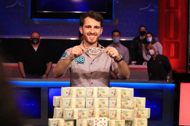 Bilder des Jahres 2021, Sport 11 November Sport Themen der Woche KW46 Sport Bilder des Tages November 17, 2021, Las Vegas, Nevada, Las Vegas, NV, United States: LAS VEGAS, NV - NOVEMBER 17: Koray Aldemir of German is the winner of the final table in the Event 67: MAIN EVENT No-Limit Hold em World Championship, WM, Weltmeisterschaft of WSOP 2021 - World Series of Poker at RIO All-Suite Hotel & Casino on November 17, 2021 in Las Vegas, Nevada, United States. Las Vegas, Nevada United States - ZUMAp175 20211117_zsa_p175_049 Copyright: xDiegoxRibasx