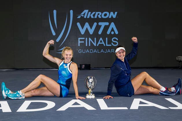 (211118) -- GUADALAJARA, Nov. 18, 2021 -- Katerina Siniakova (L) and Barbora Krejcikova of the Czech Republic pose for photos with the trophy during the awarding ceremony after winning the women s doubles final against Hsieh Su-Wei of Chinese Taipei and Elise Mertens of Belgium at the AKRON WTA, Tennis Damen Finals in Guadalajara, Mexico, on Nov. 17, 2021. (Photo by Jorge Reyes Xinhua) (SP)MEXICO-GUADALAJARA-TENNIS-WTA FINALS-DOUBLES XinxYuewei 