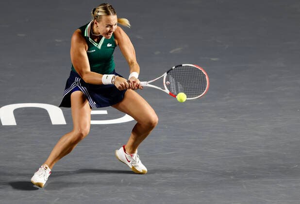 (211118) -- GUADALAJARA, Nov. 18, 2021 -- Estonia s Anett Kontaveit hits a return during the women s singles final between Spain s Garbine Muguruza and Estonia s Anett Kontaveit at the AKRON WTA, Tennis Damen Finals in Guadalajara, Mexico, on Nov. 17, 2021. (Photo by Jorge Reyes Xinhua) (SP)MEXICO-GUADALAJARA-TENNIS-WTA FINALS-SINGLES XinxYuewei 