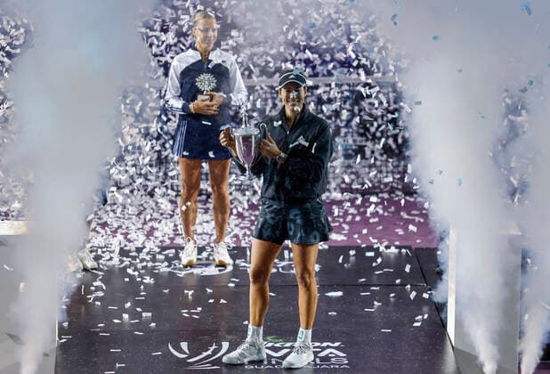 (211118) -- GUADALAJARA, Nov. 18, 2021 -- Spain s Garbine Muguruza (R) shows her trophy during the awarding ceremony after winning the women s singles final between Spain s Garbine Muguruza and Estonia s Anett Kontaveit at the AKRON WTA, Tennis Damen Finals in Guadalajara, Mexico, on Nov. 17, 2021. (Photo by Jorge Reyes Xinhua) (SP)MEXICO-GUADALAJARA-TENNIS-WTA FINALS-SINGLES XinxYuewei 