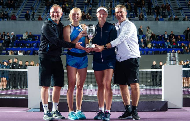 November 17, 2021, GUADALAJARA, MEXICO: Barbora Krejcikova of the Czech Republic & Katerina Siniakova of the Czech Republic pose with their team and the champions trophy after the doubles final of the 2021 Akron WTA, Tennis Damen Finals Guadalajara WTA tennis tournament GUADALAJARA MEXICO - ZUMAa181 20211117_zaa_a181_053 Copyright: xRobxPrangex