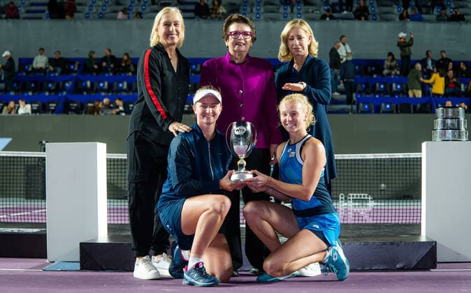 November 17, 2021, GUADALAJARA, MEXICO: Barbora Krejcikova of the Czech Republic & Katerina Siniakova of the Czech Republic pose with Chris Evert, Billie Jean King, Martina Navratilova and the champions trophy after the doubles final of the 2021 Akron WTA, Tennis Damen Finals Guadalajara WTA tennis tournament GUADALAJARA MEXICO - ZUMAa181 20211117_zaa_a181_056 Copyright: xRobxPrangex