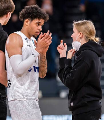 Caleb Homesley Towers , team coach Carina Oesting Towers 7Days Eurocup, basketball, 2021 2022 season, 05 match day 16 11 21, Hamburg, Hamburg Towers vs Boulogne Metropolitans 92, Â