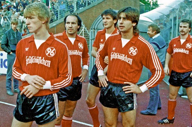 Aus DFB Pokal Saison 1985 1986 2. Runde Annover 96 (Rot) gegen KSV Kassel 2:1 am 19.10.1985 im Niedersachsenstadion. Im Foto: Han96 Spieler sind v.li.: Mathias Kuhlmey Franz Gerber Miroslav Vjetrovic Siegfried Reich und Karsten Surmann *** From DFB Cup season 1985 1986 2 round Annover 96 red against KSV Kassel 2 1 on 19 10 1985 in the Niedersachsenstadion In the photo Han96 players are v li Mathias Kuhlmey Franz Gerber Miroslav Vjetrovic Siegfried Reich and Karsten Surmann