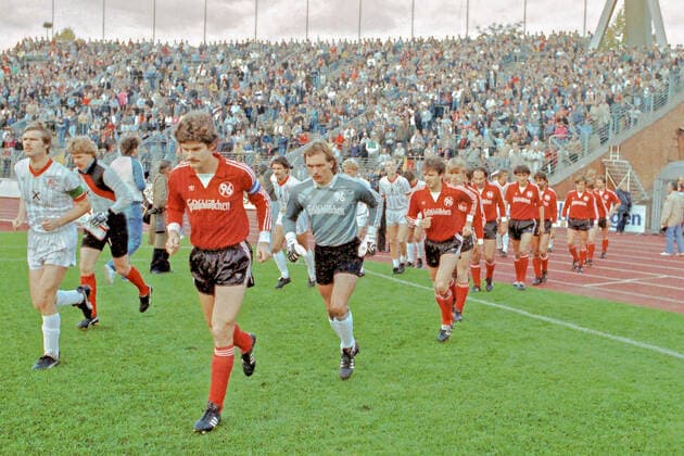 Aus DFB Pokal Saison 1985 1986 2. Runde Annover 96 (Rot) gegen KSV Kassel 2:1 am 19.10.1985 im Niedersachsenstadion. Im Foto: Einlauf der Mannschaften mit Kpt. Bastian Hellberg von Han96 sowie TW Raps Gue Kuhlmey Reich Gerber Vjetrovic Fleer Giesel Baier und Surmann *** From DFB cup season 1985 1986 2 round Annover 96 red against KSV Kassel 2 1 on 19 10 1985 in the Niedersachsenstadion In the photo run-in of the teams with Kpt Bastian Hellberg of Han96 as well as TW Raps Gue Kuhlmey Reich Gerber Vjetrovic Fleer Giesel Baier and Surmann