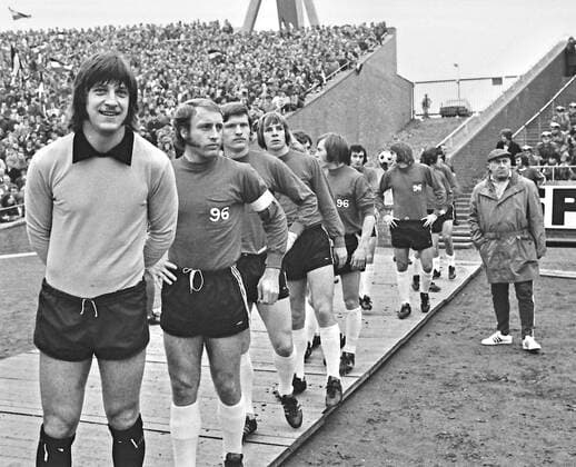 Aus 1. BL Saison 1972 73 Hannover 96 (schwarze Hose) - Kickers Offenbach 1:1 am 04.11.1972 im Niedersachsenstadion. Im Foto: Han96 Spieler vorm Einlauf. v-li. TW Pauly Kpt. Siemensmeyer Hellingrath Anders Blau Denz Reimann und Trainer Hans Hipp *** From 1 BL season 1972 73 Hannover 96 black trousers Kickers Offenbach 1 1 on 04 11 1972 in the Niedersachsenstadion In the photo Han96 players before the run-in from left TW Pauly Kpt Siemensmeyer Hellingrath Anders Blau Denz Reimann and coach Hans Hipp