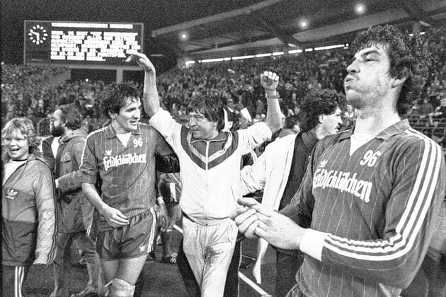 Aus DFB Pokal BL Saison 1984 1985 2. Runde Hannover 96 (dunkles Trikot) gegen den 1. FC Köln 2:1 am 21.11.1984 im Niedersachsenstadion. Im Foto: Han96 Trainer Werner Biskup (Mitte) lässt sich feiern. Li. Miroslav Vjetrovic und re. Uwe Ronge. *** From DFB Pokal BL season 1984 1985 2 round Hannover 96 dark jersey against 1 FC Köln 2 1 on 21 11 1984 in the Niedersachsenstadion In the photo Han96 coach Werner Biskup in the middle is celebrated Li Miroslav Vjetrovic and re Uwe Ronge