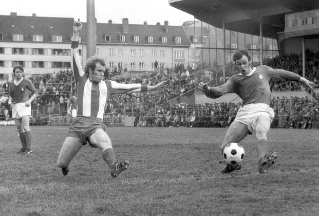 Bundesliga 1971 72: FC Bayern München - SV Werder Bremen 6:2 08.04.1972 Uli Hoeneß (FCB Mitte) schießt auf das Tor der Bremer. Rechts: Heinz-Dieter Hasebrink in der Abwehr. Links im Hintergrund: Herbert Laumen (beide SVW). Nur fuer journalistische Zwecke! Only for editorial use! *** Bundesliga 1971 72 FC Bayern München SV Werder Bremen 6 2 08 04 1972 Uli Hoeneß FCB center shoots at the goal of Bremen Right Heinz Dieter Hasebrink in defense Left in background Herbert Laumen both SVW Only for journalistic use Only for editorial use HM