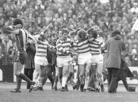 Bundesliga 1971 72: MSV Duisburg - FC Bayern München 3:0 22.04.1972. Jubel MSV Duisburg nach dem 3:0. V.l: Johannes Riedl, Bernard Dietz, Bernd Lehmann und Torschütze Ronnie Worm. Ganz links: Günter Rybarczyk (FCB). Nur fuer journalistische Zwecke! Only for editorial use! *** Bundesliga 1971 72 MSV Duisburg FC Bayern München 3 0 22 04 1972 Cheering MSV Duisburg after the 3 0 V l Johannes Riedl, Bernard Dietz, Bernd Lehmann and scorer Ronnie Worm Far left Günter Rybarczyk FCB Only for journalistic use Only for editorial use HM
