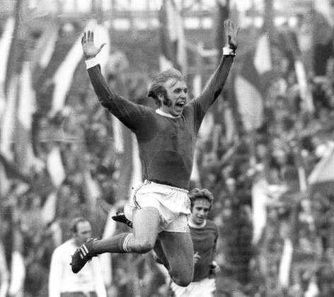 Bundesliga 1971 72: FC Schalke 04 - Hamburger SV 3:0 05.02.1972 Jubel Klaus Scheer (S04). Nur fuer journalistische Zwecke! Only for editorial use! *** Bundesliga 1971 72 FC Schalke 04 Hamburger SV 3 0 05 02 1972 Cheer Klaus Scheer S04 Only for journalistic use Only for editorial use HM